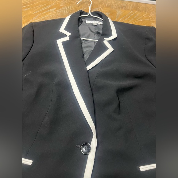 Jones Studio Black Blazer with White Trim - Picture 4 of 5